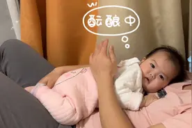 八个月宝宝半夜不睡觉，看看这萌宝是如何在爸爸怀里各种撒娇卖萌