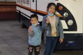 二年级姐姐滔滔不绝地说着，突然听到开门声，俩姐弟慌张得赶忙逃