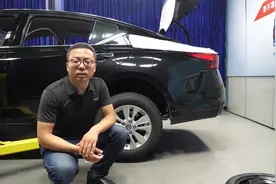 想换备胎，卸掉轮胎螺栓轮胎却拿不下来该怎么办？视频封面