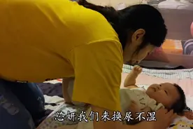 宝妈给2个月的女儿换尿不湿， 全程讲解，网友:太细心了！视频封面