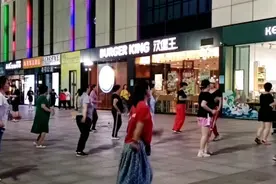 女人比男人更疯狂，跳广场舞跳出六亲不认的步伐