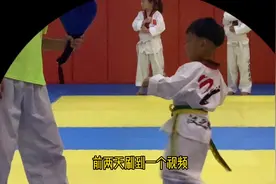 孩子练功压腿压到哭？面对高标准的基本功，作为家长你怎么办？视频封面