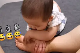 6个月宝宝索抱不成，开始挠妈妈脚心🤣🤣🤣视频封面