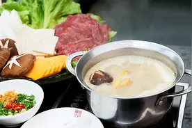 想吃菌汤火锅但不会做？学会这样做，汤鲜味美，比外面便宜多了视频封面