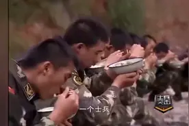 士兵突击：特种兵吃饭训练，耍做到心中无粪。视频封面