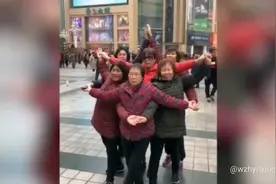 老外看中国大妈合影style：中国大妈比我们时尚多了视频封面