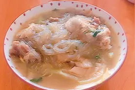 正宗河南豫东家常味，牛肉白菜炖粉条，香气扑鼻，炖一锅不够吃