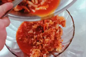 辣白菜又称泡菜，在东北它的吃法很多，这款泡菜饼老人孩子都爱吃视频封面