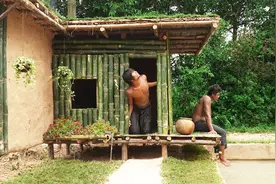 抬头望明月，低头思故乡！野外小哥做一个和老家一样的房子！