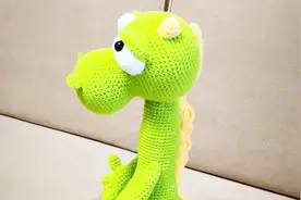 钩针毛线恐龙玩偶眼睛鼻子手指脊背编织方法