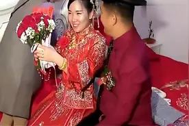河北农村婚礼，新娘刚到家，新郎就忍不住扑上去亲了一口！视频封面