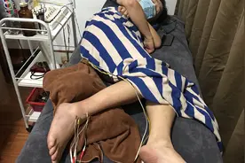 马来西亚华裔老公拐到脚了！去了当地有名的跌打诊所做治疗。痛！视频封面