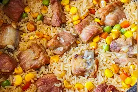 排骨焖饭，最懒人版快速做法，米饭排骨蔬菜一锅端，吃一次就上瘾