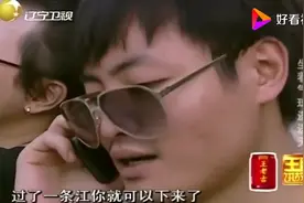 小伙坐着气球飞上天，没想上去时容易，却怎么也下不来视频封面
