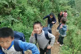 云南昭通偏僻的大山里，孩子们要走几个小时的山路去读书，好辛苦
