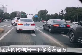 市区主道进入辅道开车技巧，小白车教科书般操作，你能做到吗视频封面