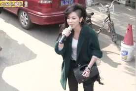 实力歌手邓紫棋在北京街头卖唱？垃圾的设备，依旧唱出演唱会效果视频封面