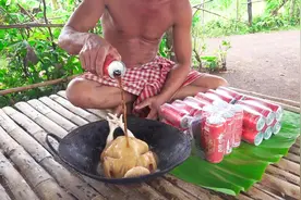 东南亚乡村美食，大叔做可乐焖土鸡，蘸蒜蓉汁简单又美味！