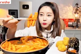 韩国美女Dorothy多萝西吃辣味炒年糕，一筷子夹起三个真厉害视频封面
