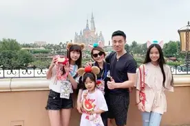 小S晒一家五口迪士尼游玩照片，范玮琪评论引发网友热议！视频封面