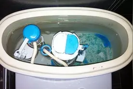 马桶冲水无力？拧一下水箱里的“小机关”，立马解决马桶冲水难题视频封面