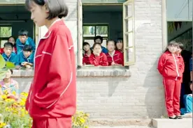校花走在学校发光发亮，全校同学都行注目礼，连女生都出来偷看视频封面