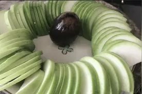 葫芦瓜加上 1个皮蛋，汤汁鲜美 青翠欲滴，1家5口都爱吃！视频封面