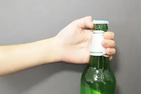原来开啤酒这么简单，找到啤酒瓶上的小机关，女孩子的手一拧就开