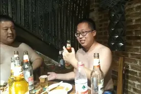 筷子开啤酒🍺，现场教学！小伙喝美了！