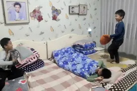 孩子们疫情原因提前放寒假，晚上睡觉也要打闹一会儿，童年太好了视频封面