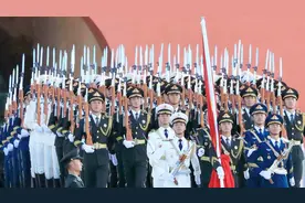 2019年7月1日建党节，天安门广场升旗仪式很隆重视频封面