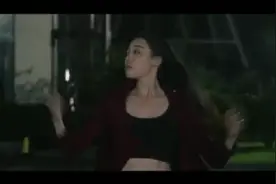 两个小伙子看到美女衣服破烂，问原来是绕过太阳被烧的，笑死了。视频封面