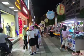这条夜市街是云南曲靖最热闹的一条街，也是美女最多的一条街视频封面