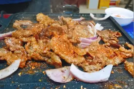 教给你一个电饼铛烤羊肉的做法，简单易学非常美味，堪比羊肉串