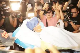 任达华遇袭后，哥哥任达荣罕见现身探望，任达华或考虑逐渐息影视频封面