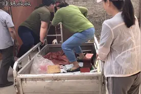 牙缝妹和母亲回农村挖野菜，无奈家里胖墩太多，挖个野菜真不容易视频封面