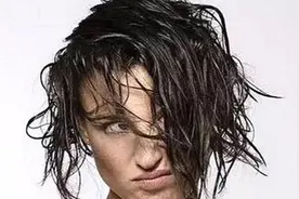 湿头发不用慢慢吹？学会这妙招，只需一个小动作，头发立马变干爽