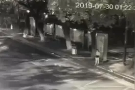 女子深夜遭男子用锐器戳中臀部倒地 目击者亲属:她自己打的滴滴视频封面