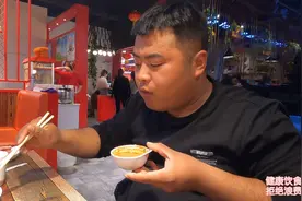 饿了一天的二两，本想给自助餐老板上一课，最后被虾火锅吃撑视频封面