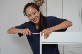 农村小妹尽现女汉子，电脑桌自己组装，老公在旁看呆了