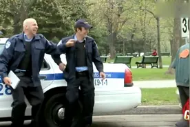 恶搞路人：玩贴纸停不下来，路人结果也被恶搞，太逗了笑的肚子痛视频封面