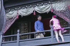 美女从楼上往下跳，谁料小伙一把接住，这操作稳得众人都惊到了视频封面