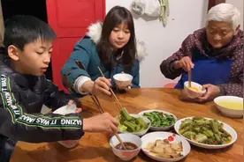 老妈用清水煮耙青菜回锅，三妹只吃水煮的，这样利于减肥