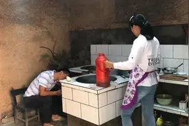 小伙带媳妇回农村老家，只为远离城市的喧嚣，过上与世无争的生活视频封面