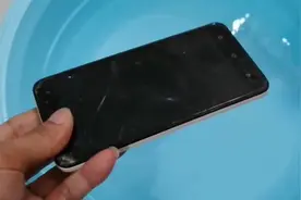 手机进水千万不要用吹风机！教你一个小妙招，轻松清理水渍！视频封面