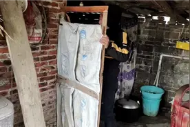 冲凉房的门坏了，修一下顺便装一下胶纸做防风就暖和了。视频封面
