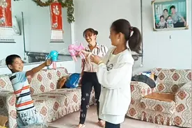 农村媳妇儿网购花了35元买了啥？女儿说挺贵，一家人玩的很开心