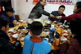 年三十全家齐聚一桌，互发红包，送上美好祝福，开开心心过大年