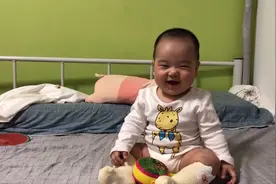 六个月宝宝每天都太开心，因为爸爸逗宝宝，妈妈的笑宝宝看的到