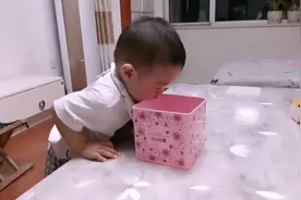 居家抗疫，爸爸给14个月宝宝变魔术，把宝宝整懵了，秒变小呆瓜